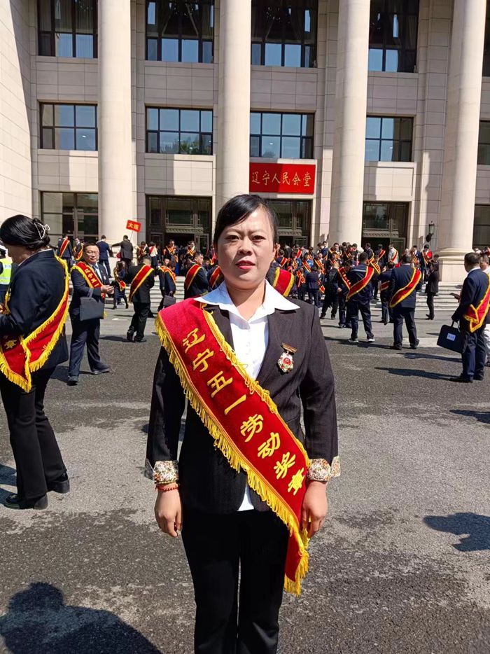 孙金玲五一奖章_副本.jpg